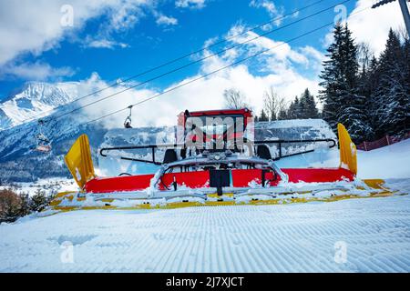 Schneekatzen-Rackmaschine, die im Skigebiet Schnee macht Stockfoto