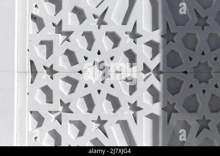 Fragment der Wanddekoration der Moschee. Abstrakte weiße arabische Muster Hintergrund Textur Stockfoto