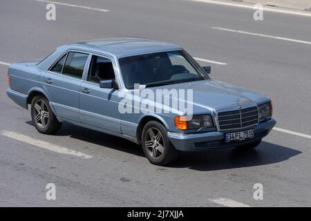 ISTANBUL, TÜRKEI - 23. APRIL 2022: 1993 Mercedes Benz 190E Limited auf der Autobahn. Stockfoto