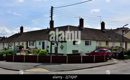 Eckhaus in Reihe von terrassenförmig angelegten Bungalows mit Vorgärten, Dorf von pill, North Somerset, England Stockfoto