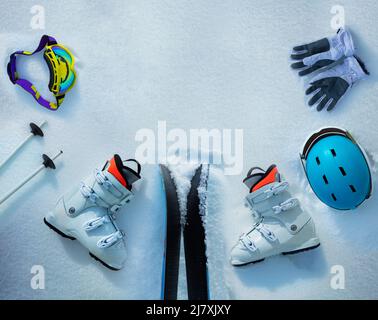 Gruppe von Objekten Skischuhe, Helme, Masken im Schnee Stockfoto