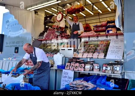 Mobiler Metzger im Van-Handel auf dem Bristol Sunday Market mit frischen Fleischstücken, Großbritannien Stockfoto