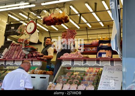 Mobiler Metzger im Van-Handel auf dem Bristol Sunday Market mit frischen Fleischstücken, Großbritannien Stockfoto