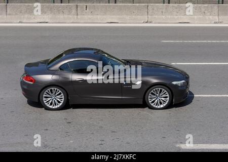 ISTANBUL, TÜRKEI - 23. APRIL 2022: BMW Z4 Sportwagen Metallic Grey auf der Autobahn in Istanbul. Stockfoto