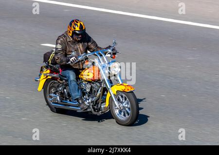 Gelbes Harley Davidson Screamin Eagle Motorrad. Harley-Davidson FXSTSSE CVO Screamin Eagle Springer mit perlglanzgelber und orangefarbener Grindflamme; Fahrt auf der Autobahn M6, Großbritannien Stockfoto