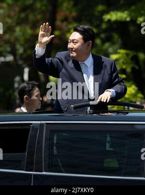 Seoul, Südkorea. 10.. Mai 2022. Der südkoreanische Präsident Yoon Suk-yeol winkt nach seiner Einweihungszeremonie am 10. Mai 2022 in Seoul, Südkorea, Hand aus einem Auto. (Foto: Lee Young-ho/Sipa USA) Quelle: SIPA USA/Alamy Live News Stockfoto