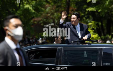 Seoul, Südkorea. 10.. Mai 2022. Der südkoreanische Präsident Yoon Suk-yeol winkt nach seiner Einweihungszeremonie am 10. Mai 2022 in Seoul, Südkorea, Hand aus einem Auto. (Foto: Lee Young-ho/Sipa USA) Quelle: SIPA USA/Alamy Live News Stockfoto