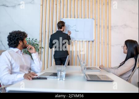 Mitarbeiter des Unternehmens, der seinen Mitarbeitern eine Präsentation gibt Stockfoto