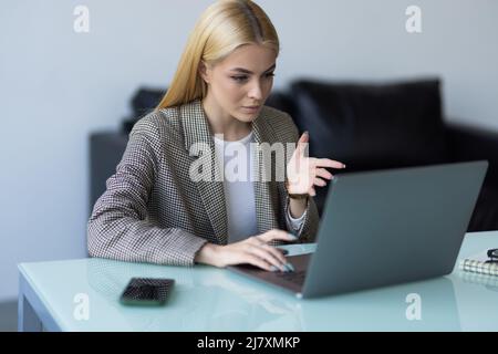 Geschäftsfrau, Videoanruf zu Business mit Laptop Partner. Nahaufnahme Rückansicht der jungen Frau, die Diskussion mit Firmenkunden. Remote Jo Stockfoto