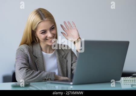 Geschäftsfrau, Videoanruf zu Business mit Laptop Partner. Nahaufnahme Rückansicht der jungen Frau, die Diskussion mit Firmenkunden. Remote Jo Stockfoto