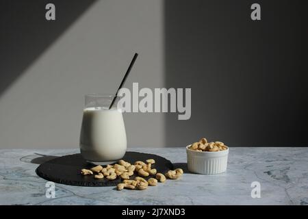 Vegane Milch aus Nüssen Cashew auf dem Zementtisch. Vegane oder Gemüsemilch Stockfoto