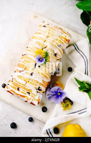 Hausgemachter Zitronenblütenbeer-Pound-Kuchen, selektiver Fokus Stockfoto