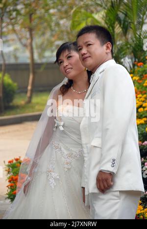 Changsha, Provinz Hunan, China: Chinesisches Ehepaar fotografiert im Pavillon von Tianxin. Stockfoto