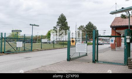 Bramstedtlund, Deutschland. 11.. Mai 2022. Blick auf den Eingang zur Bundeswehr-Aufklärungsposition Bramstedtlund. Verteidigungsminister Lambrecht besuchte diese Einrichtung am 13. April 2022, in der nach Emissionen im elektromagnetischen Spektrum gesucht, erkannt und bewertet wird. Quelle: Markus Scholz/dpa/Alamy Live News Stockfoto