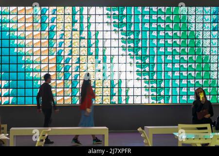 Abstrakter Blick auf das Gebäude für zeitgenössische Kunst in der Lobby, Kunstausstellung im Inneren, verschwommene Silhouetten von Menschen Stockfoto