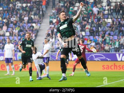 Aue, Deutschland. 08.. Mai 2022. Marco Friedl feiert nach dem Tor 1:0 im Erzgebirge Aue. Der Österreicher nutzte die Saison, um sich als Defensivführer beim Zweitligisten Werder Bremen zu versuchen. (To dpa: 'The Stalwart: Friedl's path to becoming a Leader at Werder Bremen') Quelle: Robert Michael/dpa/Alamy Live News Stockfoto