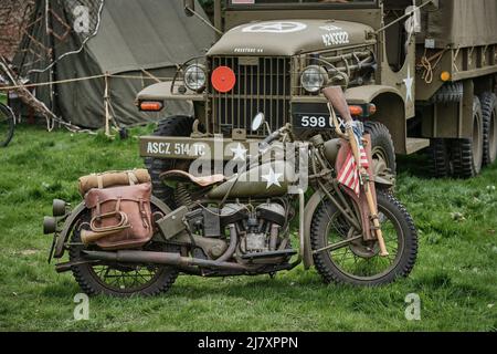 US Army Harley Davidson Motorrad und GMC LKW in No man's Land, Bodrhyddan Hall, Rhuddlan, Wales Stockfoto