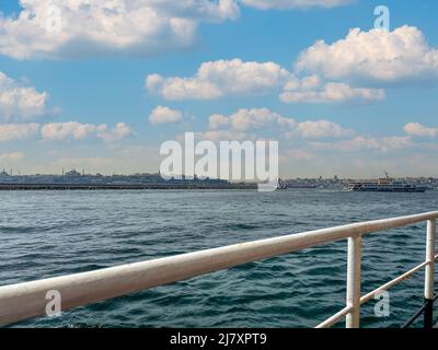 Istanbul Silhouette vom Meer an einem bewölkten Tag, Kadikoy Pier vom Zaun der Fähre, Fähre auf dem Marmarameer, Bosporus Istanbul mit blauem Himmel Stockfoto