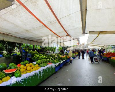 Istanbul, Türkei - 18 2022. Mai: Auf dem lokalen Basar in Kadikoy einkaufen, frisches Obst und Gemüse auf dem Bauernmarkt in Istanbul Stockfoto