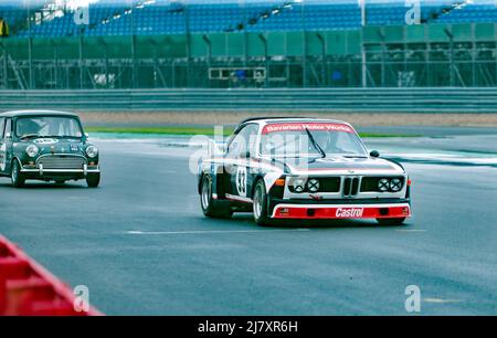 Simon Alexander, der seinen Blue, 1973, BMW CSL 3,0, für die Adrian Flux Trophy für MRL Historic Touring Cars beim Silverstone Classic 2021 qualifizierte Stockfoto