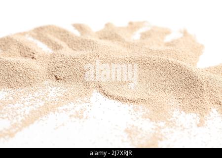 Aktive Trockenbackhefe-Granulat isoliert auf weißem Hintergrund. Stockfoto