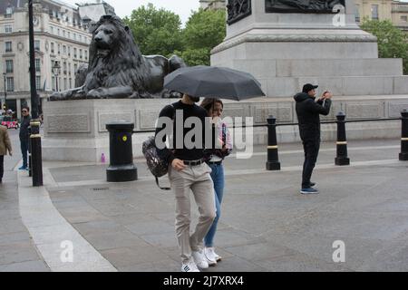 London, Großbritannien. - 11. März 2022. Großbritannien Wetter, Menschen mit Regenschauern, Nieselregen in London, Großbritannien. - 11. März 2022. Stockfoto