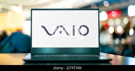 POZNAN, POL – 05. FEBRUAR 2022: Laptop-Computer mit Logo von VAIO, einer Marke für PCs und Unterhaltungselektronik, die derzeit von Ja entwickelt wurde Stockfoto