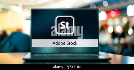 POZNAN, POL – 16. JANUAR 2022: Laptop-Computer mit Logo von Adobe Stock, einem Stock-Fotografie-Service von Adobe Inc Stockfoto