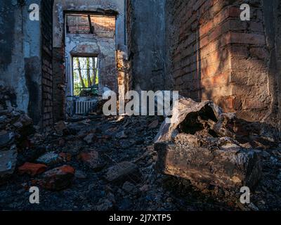 Charkiw Region, Charkow, Skovorodinovka, Skovorodinivka, Ukraine - 05.07.2022: Tür gebrochen Tür brennenden Schwelraum im Literarischen Gedenkmuseum Stockfoto