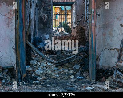 Region Charkiw, Charkow, Skovorodinovka, Skovorodinivka, Ukraine - 05.07.2022: Zerstörter Raum nach Raketenangriff Bombe traf Rauchbrand in Literary Stockfoto