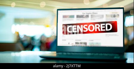 Laptop-Computer mit dem Schild Warnung vor Zensur in den sozialen Medien Stockfoto