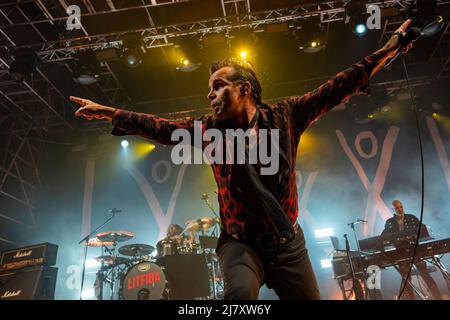 Rom, Italien. 10.. Mai 2022. Piero Pelù, Sänger und Leiter der Band LITFIBA, tritt auf der Bühne der 'Líultimo girone' Tour auf. Die italienische Rockband LITFIBA tritt live in Rom auf. Kredit: SOPA Images Limited/Alamy Live Nachrichten Stockfoto