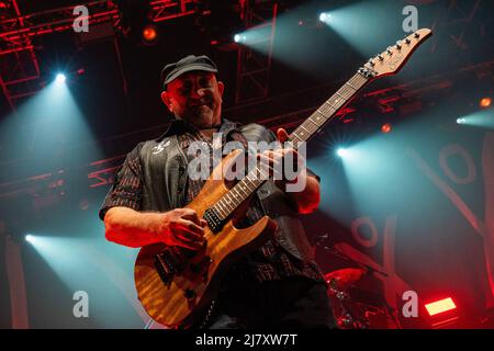 Rom, Italien. 10.. Mai 2022. Ghigo Renzulli, Gitarrist der Band LITFIBA, tritt während der ëLíultimo girone' Tour auf der Bühne auf. Die italienische Rockband LITFIBA treten live in Rom auf. Kredit: SOPA Images Limited/Alamy Live Nachrichten Stockfoto