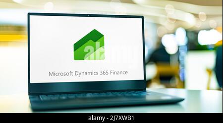 POZNAN, POL - APR 9, 2022: Laptop-Computer mit Logo von Microsoft Dynamics 365 Finance Stockfoto