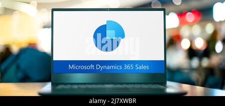POZNAN, POL - APR 9, 2022: Laptop-Computer mit Logo des Microsoft Dynamics 365 Sales Stockfoto