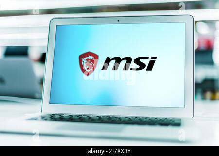 POZNAN, POL – 05. FEBRUAR 2022: Laptop-Computer mit Logo von Micro-Star International, einem multinationalen taiwanesischen IT-Unternehmen Stockfoto