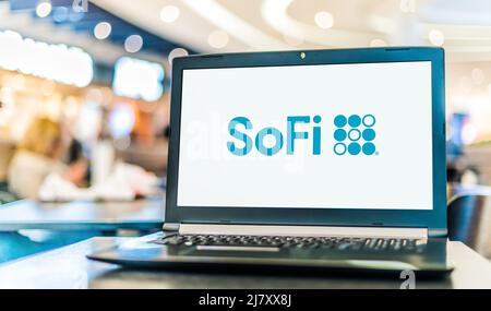 POZNAN, POL - OCT 13, 2021: Laptop-Computer mit Logo von Social Finance, Inc., einem amerikanischen Online-Finanzunternehmen Stockfoto