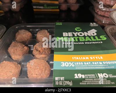 Beyond Fleischbällchen, pflanzliche Fleischbällchen, mit neuer Verpackung im Kühlregal eines Lebensmittelladens. Stockfoto