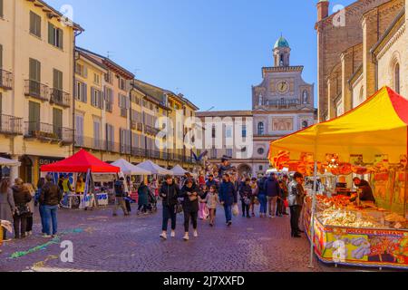 Crema, Italien - 27. Februar 2022: Karnevalsmarkt auf dem Platz der Kathedrale (Duomo), mit Einheimischen und Besuchern, in Crema, Lombardei, Norditalien Stockfoto