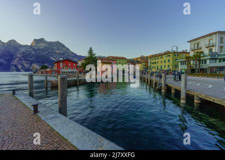 Nago–Torbole, Italien - 26. Februar 2022: Blick auf das Nordufer des Gardasees, mit Einheimischen und Besuchern, an einem klaren Wintertag, in Nago–Torbole, Tren Stockfoto