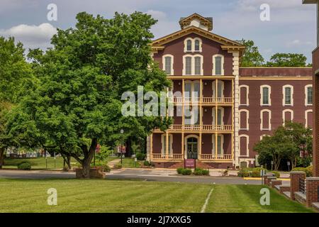 Raleigh, North Carolina, USA - 1. Mai 2022: Estey Hall wurde 1873 als erstes Gebäude für die Hochschulbildung afroamerikanischer Staaten errichtet. Stockfoto