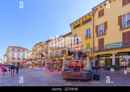 Crema, Italien - 27. Februar 2022: Karnevalsmarkt-Szene auf dem Platz der Kathedrale (Duomo), mit Parade-Figur, Einheimischen und Besuchern, in Crema, Lombardei, Stockfoto