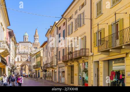 Crema, Italien - 27. Februar 2022: Straßenszene (via XX Settembre), mit Einheimischen und Besuchern, in Crema, Lombardei, Norditalien Stockfoto