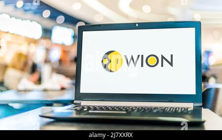 POZNAN, POL - 05. FEB 2022: Laptop-Computer mit Logo von WION (The World is One News), einem indischen multinationalen englischsprachigen Nachrichtenkanal hea Stockfoto