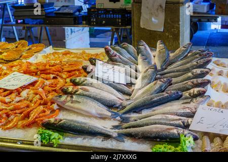 Venedig, Italien - 02. März 2022: Szene des Rialto-Marktes, mit Meeresfrüchten zum Verkauf, in Venedig, Venetien, Norditalien Stockfoto