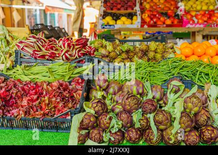 Venedig, Italien - 02. März 2022: Szene des Rialto-Marktes, mit Gemüse zum Verkauf, in Venedig, Venetien, Norditalien Stockfoto