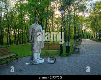 Charkiw, Region Charkow, Skovorodinovka, Skovorodinivka, Ukraine - 05.07.2022: Gebrochenes verbranntes Denkmal für Gregory Skovoroda auf dem Platz in Literary Stockfoto