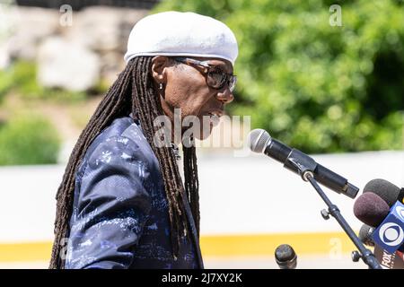 New York, NY - 10. Mai 2022: Nile Rodgers spricht auf der DiscOasis Pressekonferenz auf der Wollman Rink im Central Park Stockfoto