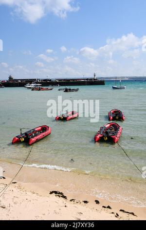 Pleasure Craft mit Leuchtturm im Hintergrund St Ives Cornwall England Stockfoto