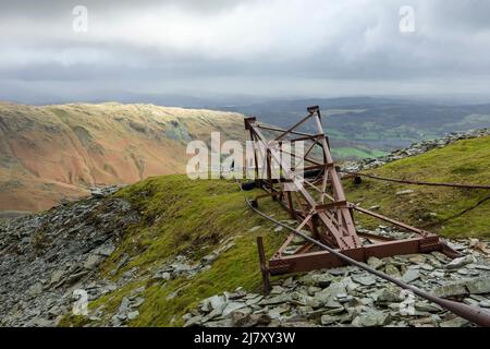 Überreste der Schiefersteinbrüche im Saddlestone-Steinbruch an der Nordostflanke des Old man of Coniston mit dem Coppermine Valley unten im Lake District National Park, Cumbria, England. Stockfoto